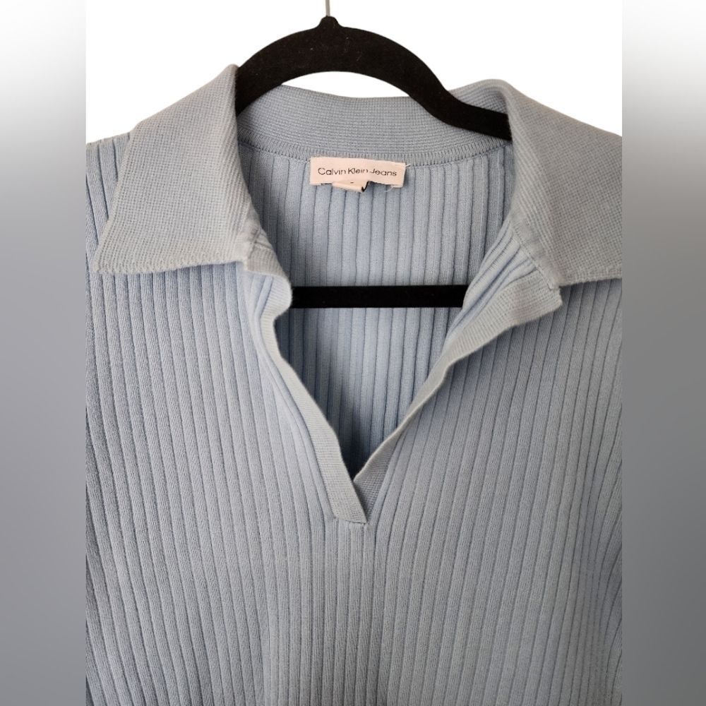 Calvin Klein Light Blue Ribbed V-Neck Short Sleeve Shirt - Cropped - M - Picture 2 of 2